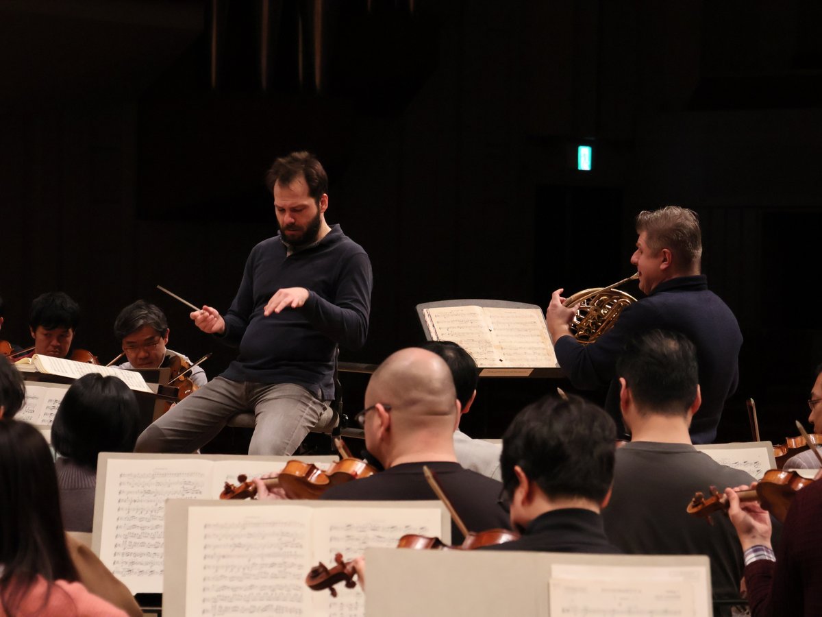 NHKSO_Tokyo's tweet photo. #N響 2月定期公演 Aプログラム

#nhkso #PetrPopelka #RadekBaborák #Czech 

#ペトル・ポペルカ 指揮で贈る2/8(土)、9(日)定期Aプロ練習3日目は、会場のNHKホールで行われました🎶

本日はR.#シュトラウス 《ホルン協奏曲》の独奏を務める世界的名手 #ラデク・バボラーク が登場📯マエストロと同じチェコ出身のコンビで、チェコとドイツ音楽との接点に迫ります🎶

そしてメインの #ヤナーチェク《#シンフォニエッタ》では、金管バンダ隊が舞台後方に一列に並び、壮大な響きを奏でます🎺

チェコをゆかりとした個性豊かなプログラム。明日明後日の本番にご期待ください✨

[公演詳細]
2/8 https://t.co/uVGfBpDKWX
2/9 https://t.co/EWq4qrFKzf