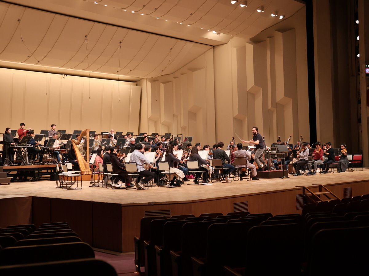 NHKSO_Tokyo's tweet photo. #N響 2月定期公演 Aプログラム

#nhkso #PetrPopelka #RadekBaborák #Czech 

#ペトル・ポペルカ 指揮で贈る2/8(土)、9(日)定期Aプロ練習3日目は、会場のNHKホールで行われました🎶

本日はR.#シュトラウス 《ホルン協奏曲》の独奏を務める世界的名手 #ラデク・バボラーク が登場📯マエストロと同じチェコ出身のコンビで、チェコとドイツ音楽との接点に迫ります🎶

そしてメインの #ヤナーチェク《#シンフォニエッタ》では、金管バンダ隊が舞台後方に一列に並び、壮大な響きを奏でます🎺

チェコをゆかりとした個性豊かなプログラム。明日明後日の本番にご期待ください✨

[公演詳細]
2/8 https://t.co/uVGfBpDKWX
2/9 https://t.co/EWq4qrFKzf
