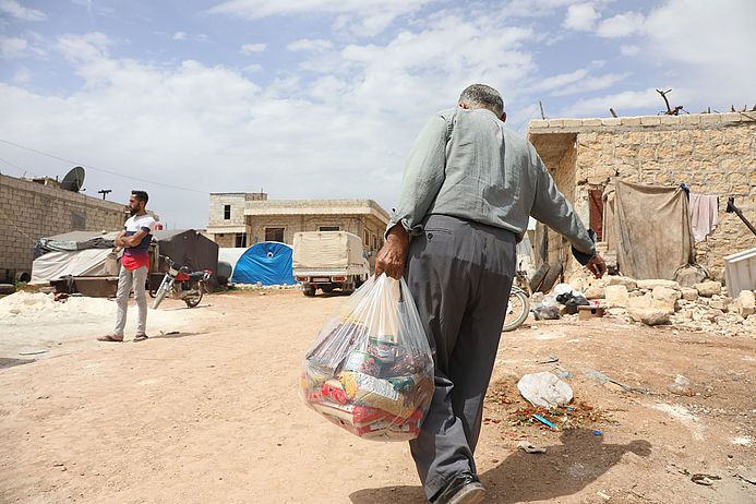 Gestern jährte sich das Erdbeben mit offiziell 60.000 Toten in Syrien und der Türkei zum zweiten Mal.

Unser Kollege Imad Mustafa ist zur Zeit in Idlib (Nordwestsyrien) und spricht mit Betroffenen und medico-Partner:innen. 1/3