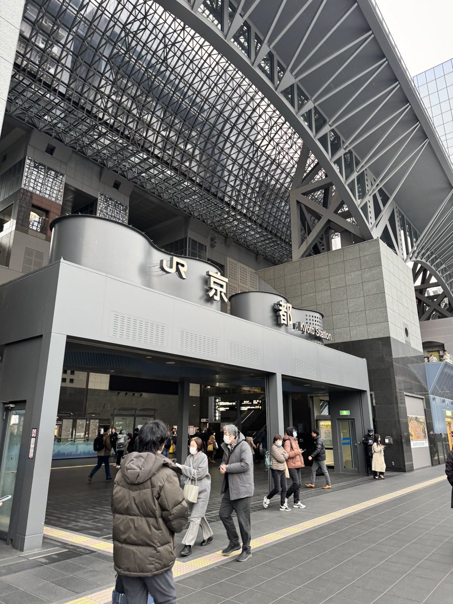 takap459's tweet photo. 歩き疲れたin京都駅 https://t.co/2ExOEoHA5Z