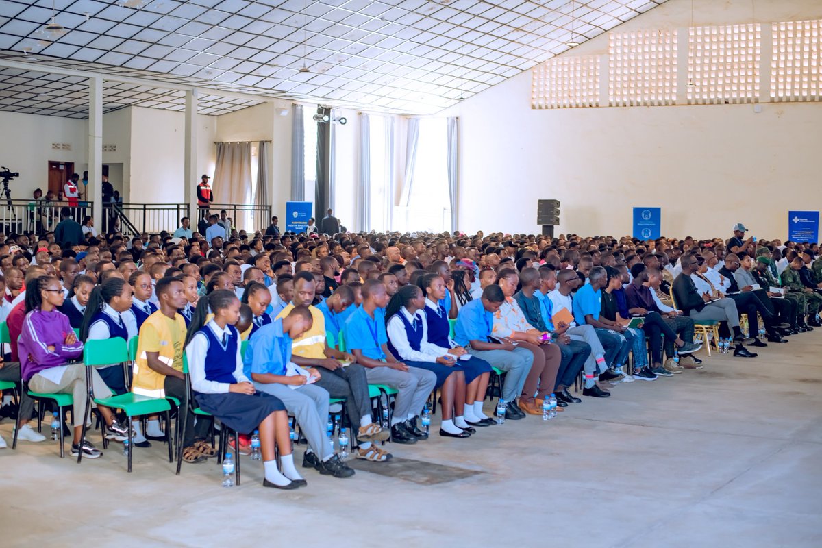 NsengiyumvaDo13's tweet photo. Uyu munsi mu Karere ka @NyagatareDistr , MINUBUMWE ifatanyije na @RwandaYouthArts ndetse na @RwandaYouth bifatanyije n'urubyiruko ruvuye mu Turere twa #East bari mu byiciro bitandukanye barimo guhabwa ibiganiro kuri gahunda yiswe "RUBYIRUKO MENYA AMATEKA YAWE "
#Menyamateka https://t.co/tCsy9BZl14