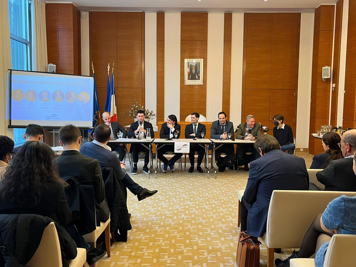 Heureux d’évoquer la formation à l’IA et à la cyber des élus et agents de Paris lors du panel <a href="/spriterritoires/">EspriTerritoires</a> à la @mairie17. J’ai aussi évoqué l’idée que les agents puissent mettre à profit le temps gagné dans leur quotidien grâce à l’IA générative pour se former au cyber. 💪🧑‍🏫