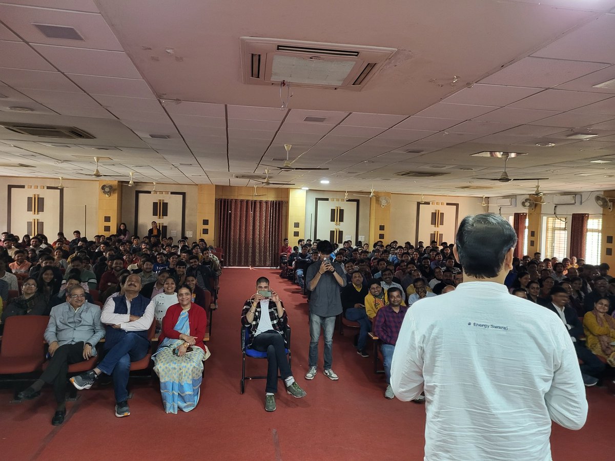 Energy_Swaraj's tweet image. Climate Workshop at Institute of Engineering &amp;amp; Technology, DAVV with over 450+ attendees 🙌🏻

#IndoreClimateMission #SolarManOfIndia