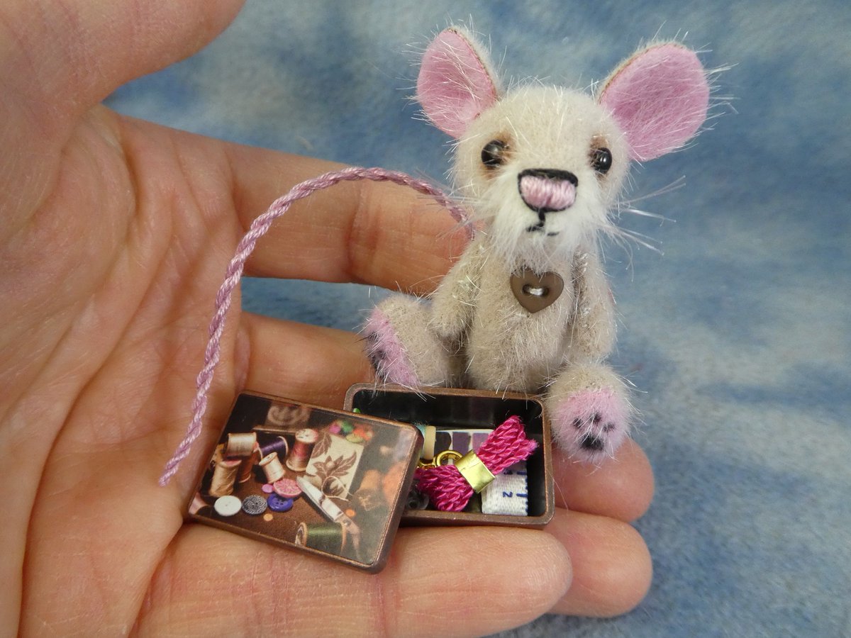 Meet the Mending Mouse! She's ready to help you with all sorts of stitching chores complete with her adorable tiny 1/12th scale sewing kit and vintage wooden cotton reel🐭🧵✂ #BramberBears her auction ends tonight! ebay.co.uk/itm/3653773151…