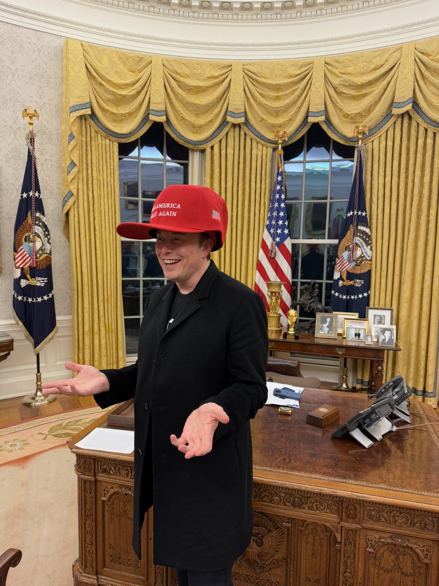 WhaleFUD's tweet photo. Enormous Trump Hat 😂 https://t.co/zUCUenC5Py