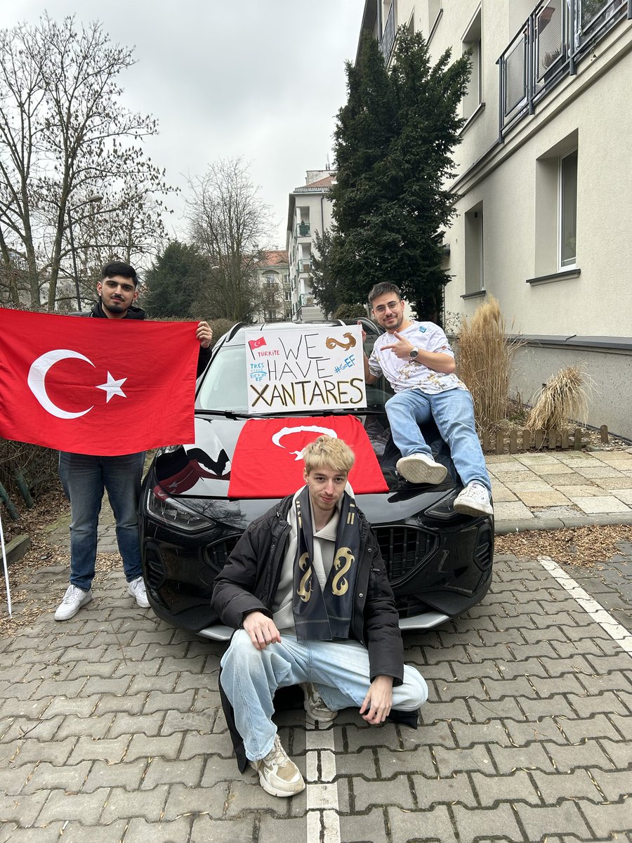 Abdestler alındı✅
Dualar okundu✅
Bayraklar asıldı✅
Pankart yapıldı✅
Slovakyalı genç Türk taraftarlığın ikna edildi✅
Arena'ya yola çıkıldı✅
Win⏳