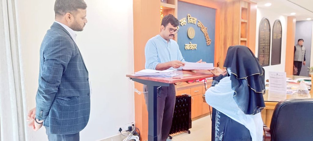 LateharDistrict's tweet photo. आज के साप्ताहिक जन शिकायत निवारण में सभी शिकायतकर्ताओं की समस्याओं को सुनने के पश्चात कुछ आवेदकों की समस्याओं का निष्पादन आन द स्पॉट किया गया और शेष आवेदकों के समस्याओं का यथाशीघ्र निष्पादन के लिए संबंधित पदाधिकारियों को आवश्यक निर्देश दिया गया।
@HemantSorenJMM
@JharkhandCMO https://t.co/PZQSnJgWld