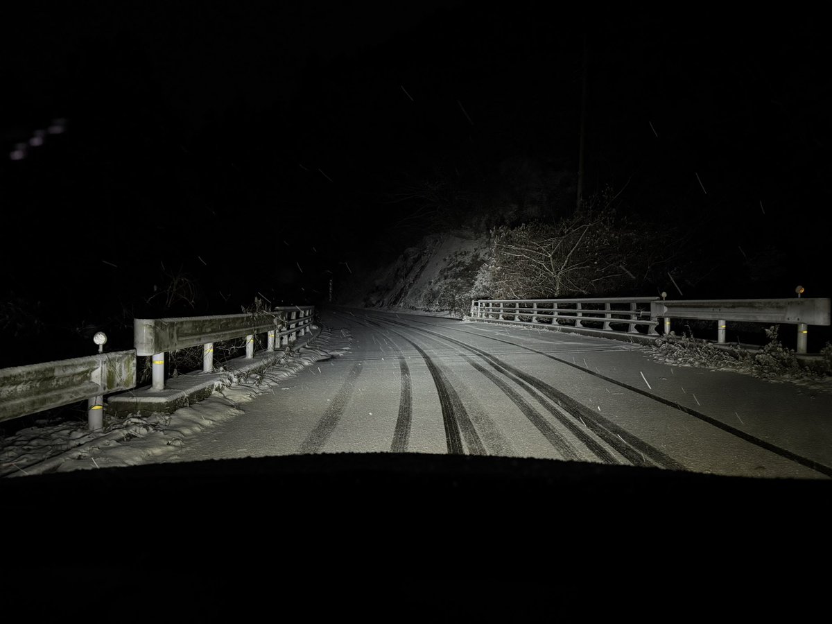 HIRASHIRO's tweet photo. 現在の福岡県道601号、平等寺那珂川線、大博多ゴルフクラブに行く道の状況です。
ノーマルタイヤとかで行くのはとても無理ですから！
昨日もスリップして事故してる車放置されてたし！

#福岡県道
#県道601号
#平等寺那珂川線
#冬用タイヤ規制 https://t.co/oRJeO2WFu1