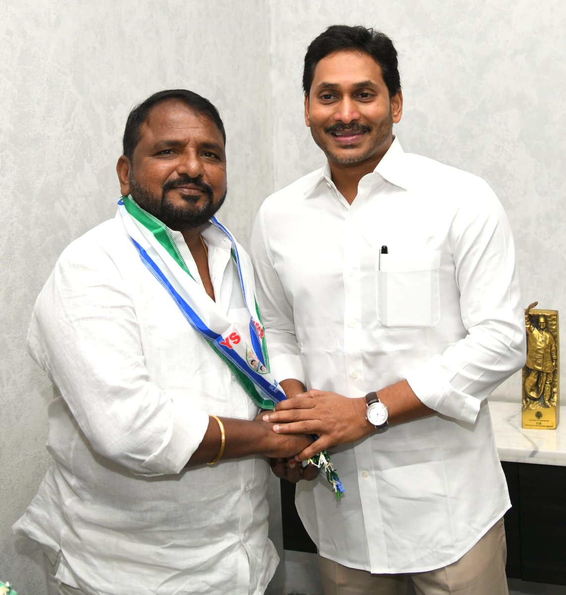 SailajanathYCP's tweet photo. మన ప్రియతమ నేత వై.ఎస్. రాజశేఖరరెడ్డి గారి ఆశయాలతో, ఆంధ్రప్రదేశ్ రాష్ట్ర అభివృద్ధికి శ్రమించే వైఎస్సార్ కాంగ్రెస్ పార్టీలో, వై.ఎస్. జగన్ మోహన్ రెడ్డి గారి సమక్షంలో చేరాను. జగన్ గారి నాయకత్వంలో రాష్ట్ర ప్రజలకు నా సేవలను మరింత బలంగా అందించేందుకు కృషి చేస్తాను. @YSRCParty 
(1/2) https://t.co/esyGChwyMp