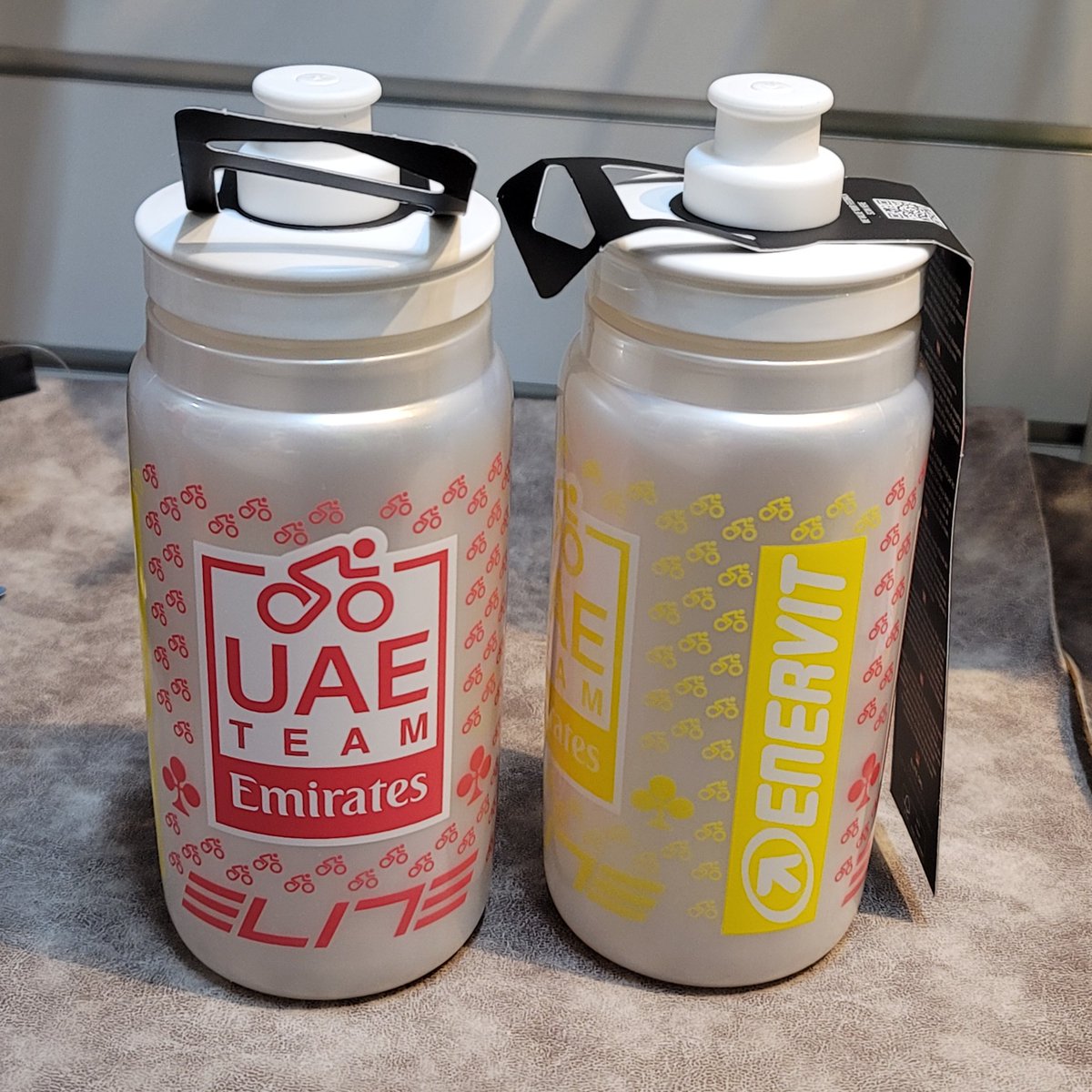suzupower_kita's tweet photo. 【残り4個】限定FLY UAE TEAM EMIRATES GIRO+TDF 2024
タデイ・ポガチャルの��ブル勝利記念モデルが本日到着！予約分のみで再入荷なし。
✅ 軽量＆握りやすさ抜群
✅ 新型吸い口で流量UP
【注意】逆さやバッグ内で液漏れ注意。食洗機OK（40℃まで）
お急ぎください！ #限定アイテム #ポガチャル https://t.co/nX6KF8fh7Q