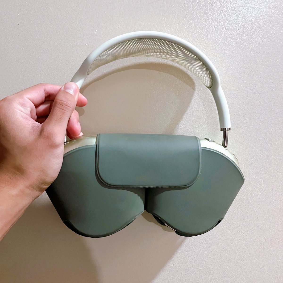 shjchani's tweet photo. wts lfb ph 

Airpods Max 1 Green

— selling for ₱25k (orig price: ₱34k)
— with complete accessories
— from powermac
— good as new
— can nego
— dm https://t.co/OJJpdWbyn3