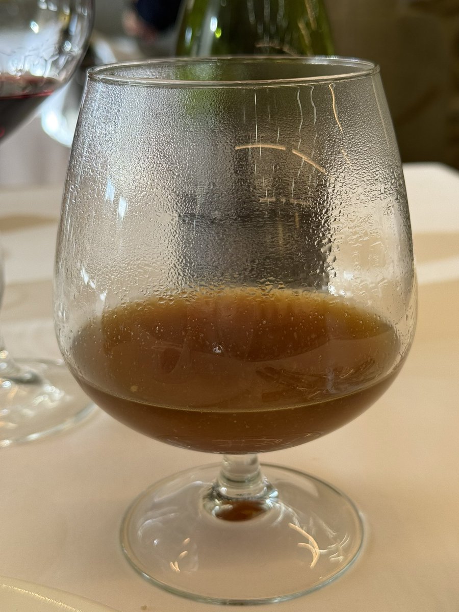 X. Jornadas del buey en <a href="/casagarras/">Casa Garras</a> . Disfrute asegurado para los carnívoros.
Comenzamos con la contra madurada, el consomé (que saborazo) y una croqueta riquísima.