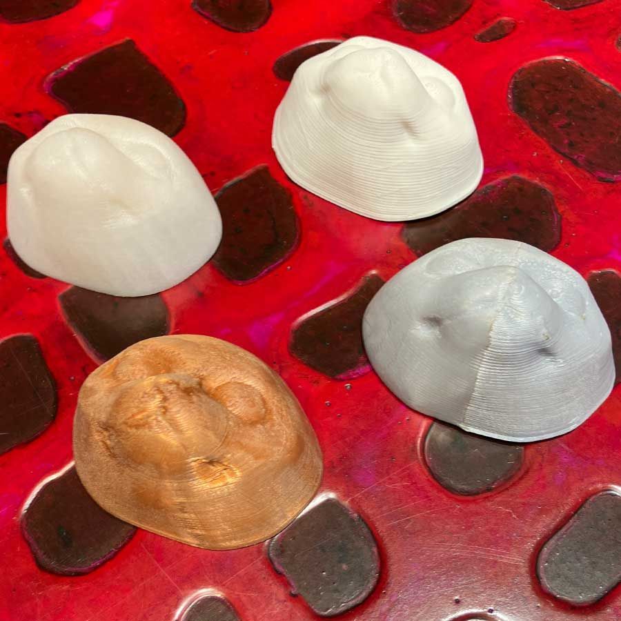 Acorns_ars's tweet photo. #3Dプリンター フィラメントのサンプルを並べてみました。
ABSは収縮率が高いので、かなりゆがみますね。（私たちが使っているプリンターの場合）

#3Dプリンター #フィラメント #立体造形 https://t.co/gyQLVI4j3M