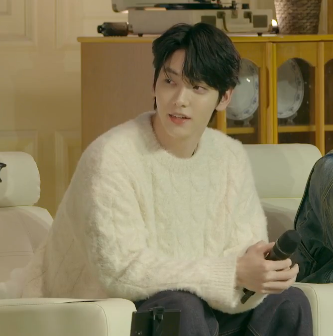 AboutMusicYT's tweet photo. TXT's Soobin makes an appearance with the group, amid his temporary hiatus. https://t.co/SN7uJMKFP5