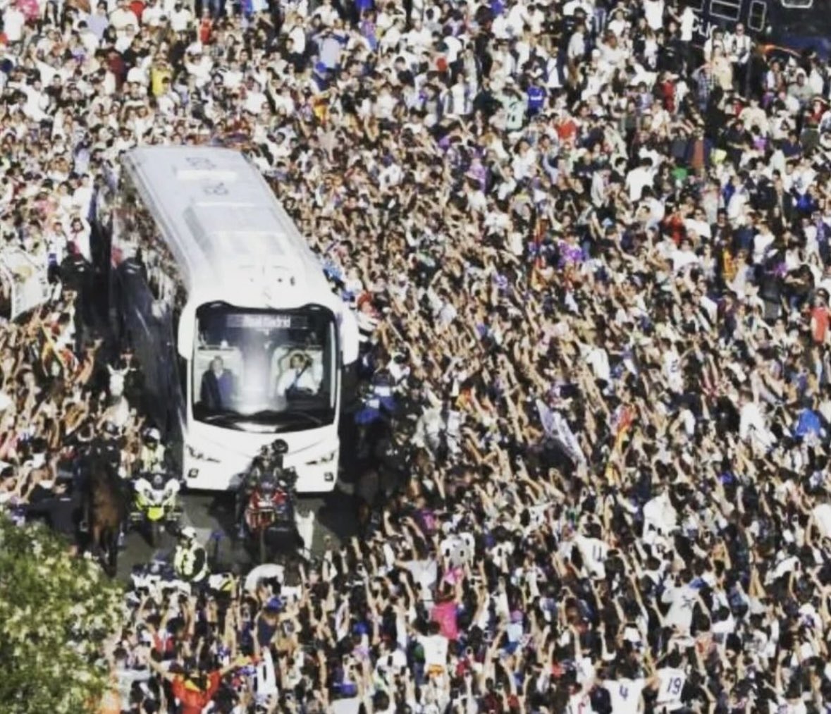 Grada Fans RMCF (@gradafansrmcf) on Twitter photo Mañana a las 19:00h ,os esperamos en la plaza Sagrados Corazones para dar la bienvenida de las grandes noches a los nuestros . #QuedadaBlanca #Decirmequesesiente #Losañosvanpasando . Vamos <a href="/realmadrid/">Real Madrid C.F.</a> Mañana a las 19:00h ,os esperamos en la plaza Sagrados Corazones para dar la bienvenida de las grandes noches a los nuestros . #QuedadaBlanca #Decirmequesesiente #Losañosvanpasando . Vamos <a href="/realmadrid/">Real Madrid C.F.</a>
