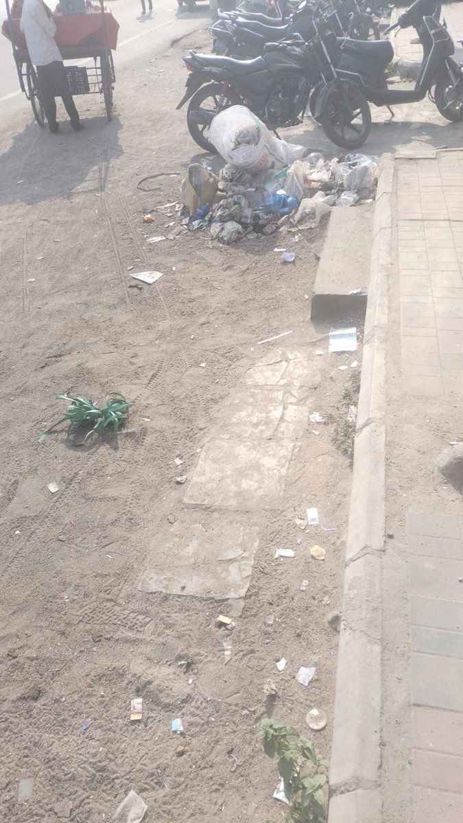 AbdullahOmer01's tweet photo. @GHMCOnline
There is garbage here for the past 4 days. Please kindly clean it up soon.

Location : Hafiz baba nagar main road (Kanchan Bagh)
Hyderabad.
https://t.co/uAndR836CE https://t.co/sYGmY2HTN2