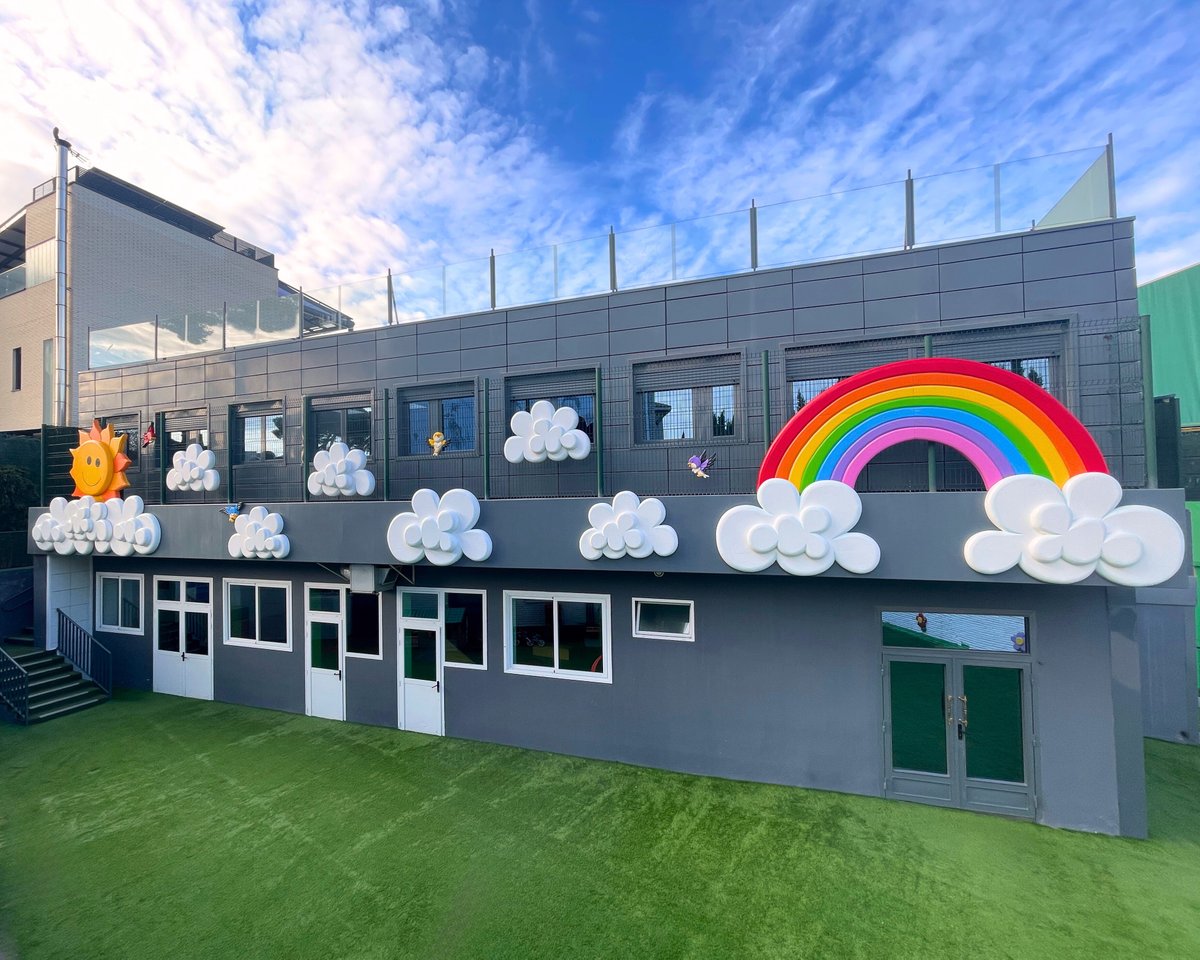 ¡Uno de los patios de Infantil estrena look ✨🏫! Hemos añadido nuevas decoraciones para hacerlo aún más bonito y divertido 🎨 . Ahora nuestros alumnos pueden jugar, aprender y dejar volar su imaginación en un espacio lleno de color y alegría 🌈. ¿Qué os parece?