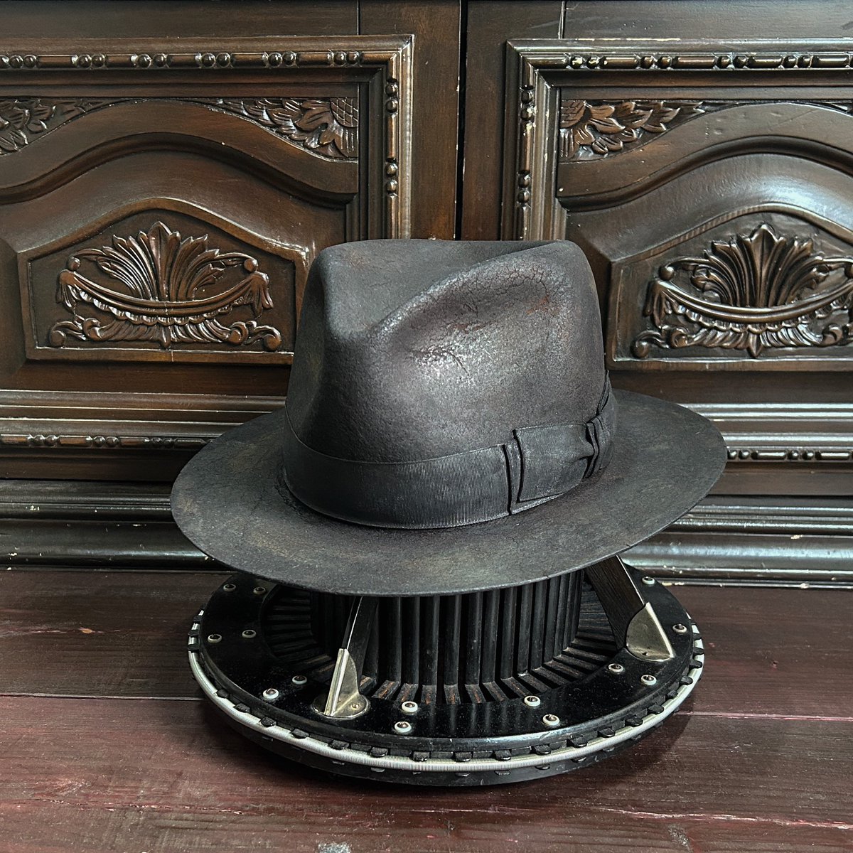 ari_hat's tweet image. Black Burn wool hat(2501-BBWH)

メリノウールを特殊加工したティアドロップハット。
リボンも特殊加工した物を使用。
加工を引き立たせる為シンプルに、
削ぎ落としたデザインにしました。
・
#dari
#handmade
#hatmaking
#distressedeffect
#distressed
#帽子
#ハット
#特殊加工