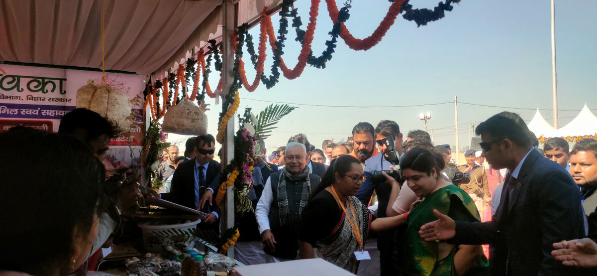 brlps_jeevika's tweet photo. माननीय मुख्यमंत्री श्री @NitishKumar ने आज प्रगति यात्रा के दौरान #जमुई में #जीविका दीदियों के द्वारा लगाए गए स्टॉलों का निरीक्षण किया। इस अवसर पर जीविका की अपर कार्यपालक पदाधिकारी, श्रीमती अभिलाषा कुमारी शर्मा भी मौजूद रहीं ।
@BiharRDD @District_Jamui 
#JEEVIKA
#PragatiYatra https://t.co/Sjq547J91n
