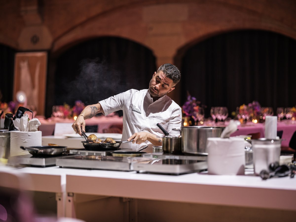 Tickets are on sale to Chefs Table UK 2025, an imaginative fundraising dinner uniting 25 top Chefs who hold 28 Michelin stars between them including @cheftomkerridge Ollie Dabbous &amp; Atul Kochhar 👊 Learn more &amp; get involved at: ow.ly/6e8m50UVA2o