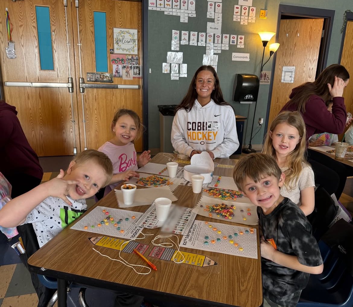 CobberWHockey's tweet photo. Cobbers attended the 100th day of school at Bennett Elementary in assistant coach @lynxson2 ‘s classroom where they read books, led a workout, and made fruit loop necklaces! #Rollcobbs🌽 @CobberSID https://t.co/VfLeTbVdF7