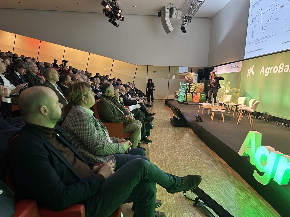 Promo_Economica's tweet image. 📍 El vicepresident de @promo_economica, @jordi_verdu, ha assistit a la jornada &apos;La Catalunya dels Aliments en un Món Global&apos; d&apos;@AgroBank_CABK a @lallotjalleida

💡 Un espai de debat amb experts i professionals sobre producció, indústria i innovació en el sector agroalimentari