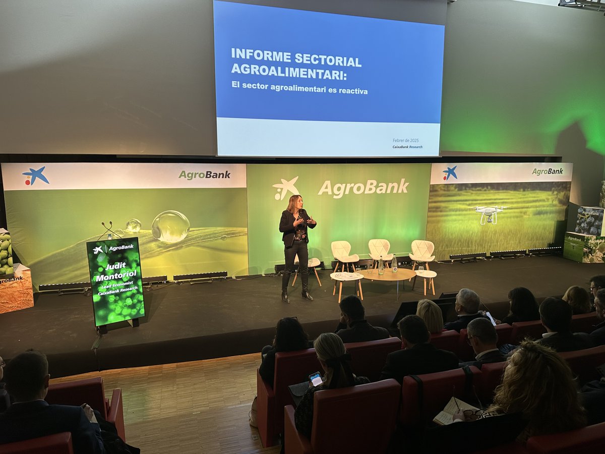 Promo_Economica's tweet image. 📍 El vicepresident de @promo_economica, @jordi_verdu, ha assistit a la jornada &apos;La Catalunya dels Aliments en un Món Global&apos; d&apos;@AgroBank_CABK a @lallotjalleida

💡 Un espai de debat amb experts i professionals sobre producció, indústria i innovació en el sector agroalimentari