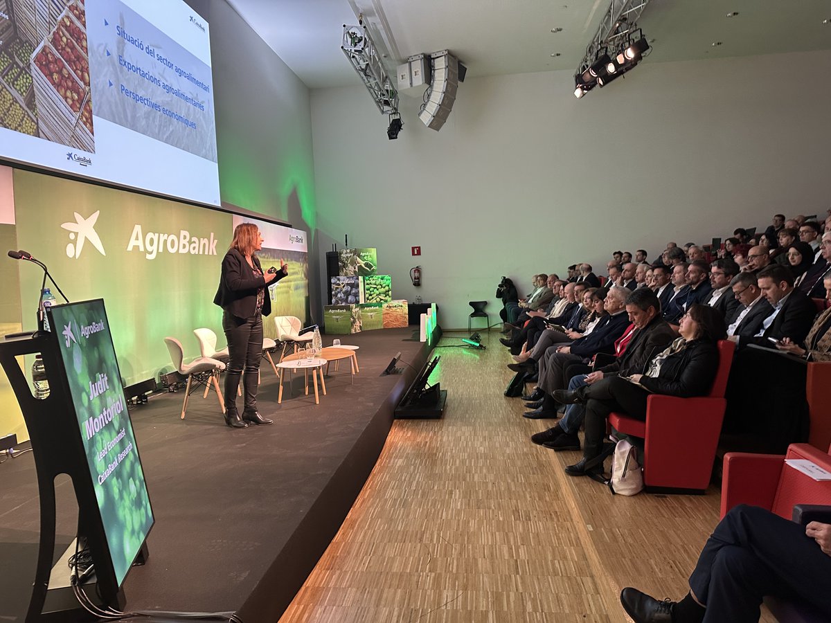 Promo_Economica's tweet image. 📍 El vicepresident de @promo_economica, @jordi_verdu, ha assistit a la jornada &apos;La Catalunya dels Aliments en un Món Global&apos; d&apos;@AgroBank_CABK a @lallotjalleida

💡 Un espai de debat amb experts i professionals sobre producció, indústria i innovació en el sector agroalimentari