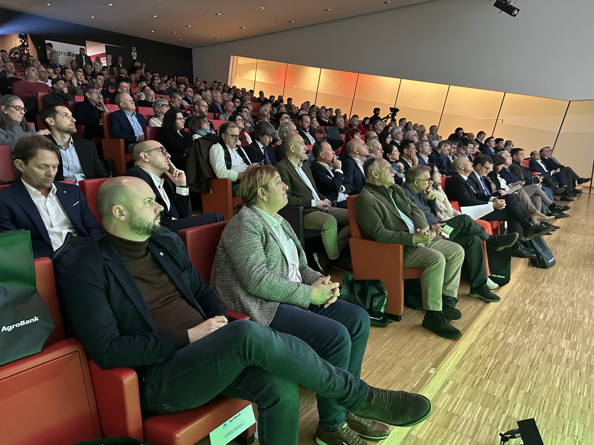 Promo_Economica's tweet image. 📍 El vicepresident de @promo_economica, @jordi_verdu, ha assistit a la jornada &apos;La Catalunya dels Aliments en un Món Global&apos; d&apos;@AgroBank_CABK a @lallotjalleida

💡 Un espai de debat amb experts i professionals sobre producció, indústria i innovació en el sector agroalimentari
