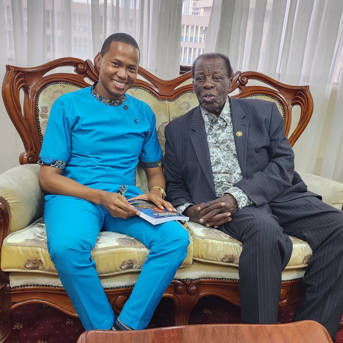 Makiwa Kwa ndugu,jamaa na marafiki wa mzee wetu na mlezi wangu katika tasnia ya utangazaji Leonard Mambo Mbotela. Mola amlaze Pema palipo na wema.