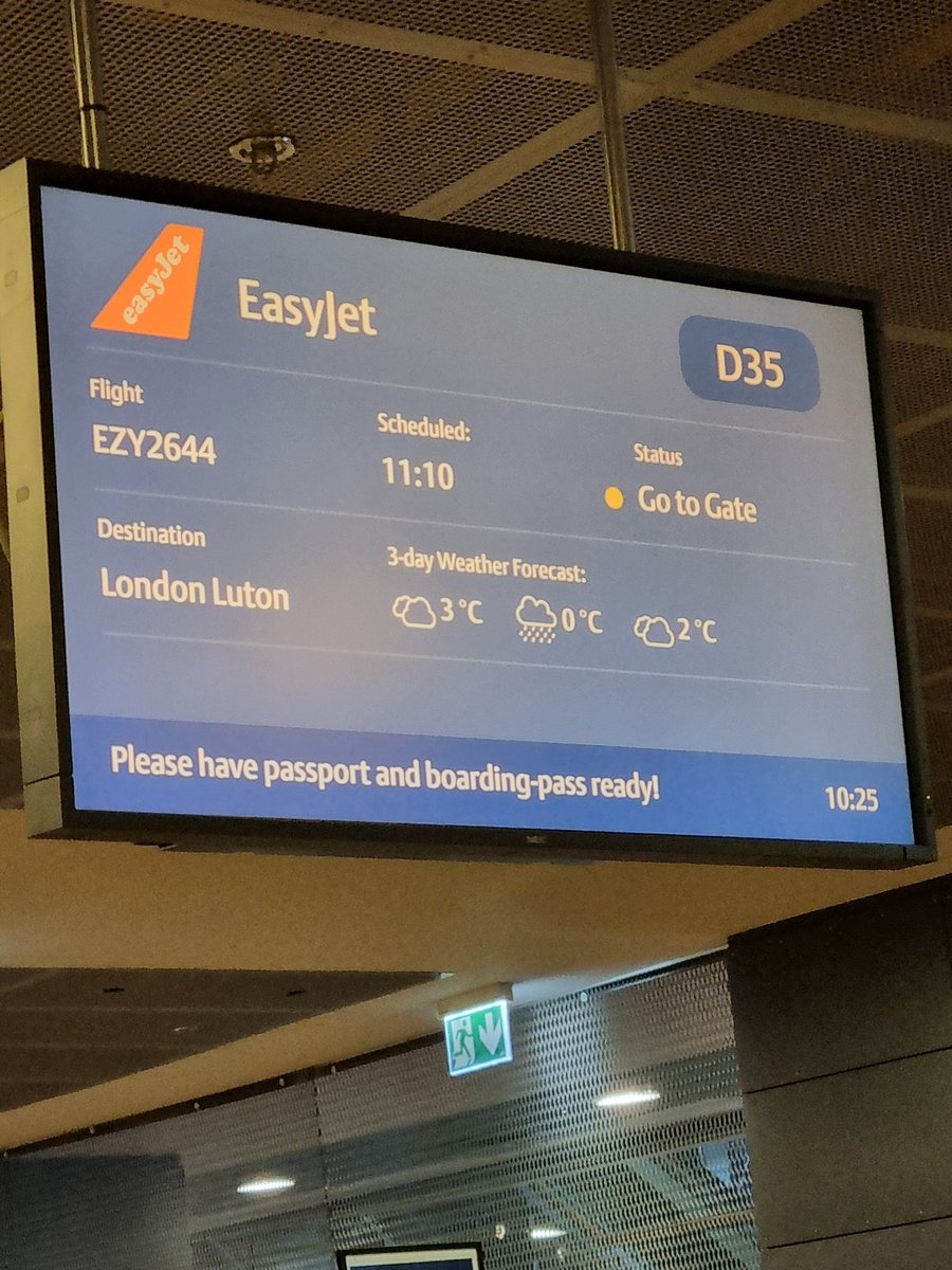 Þá hefst ferðin til London. Það er Leyton Orient - Man City á morgun í FA Cup! Ég er miklu meira en soenntur! #LOFC #OneOrient #FACup #FanfromIceland