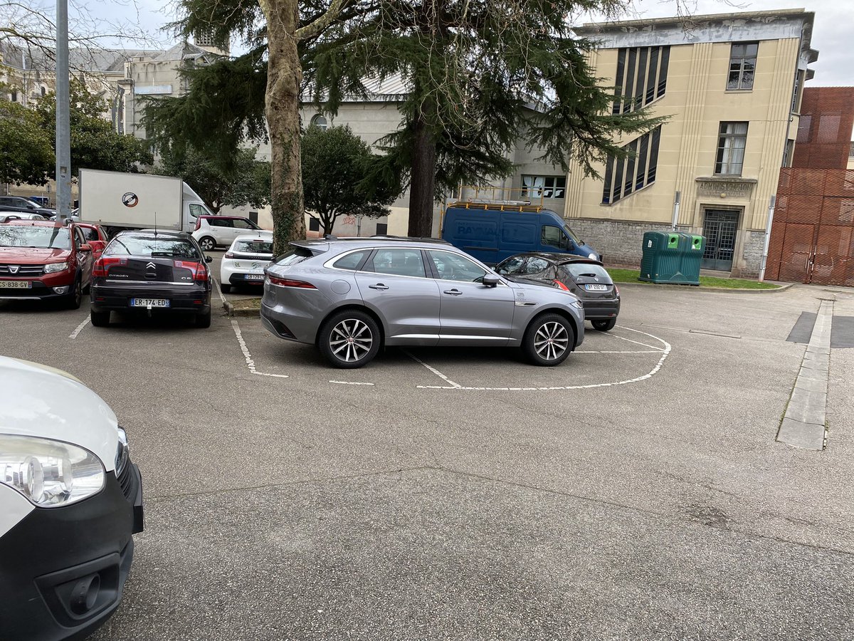 MultMarinuK's tweet photo. Encore un bitard qui parce qu’il a une jaguar, qu’il est franc-maçon ou qu’il est pote avec le préfet se croit autoriser à prendre 3 places avec sa bagnole de merde. https://t.co/SyhD6bSTXh