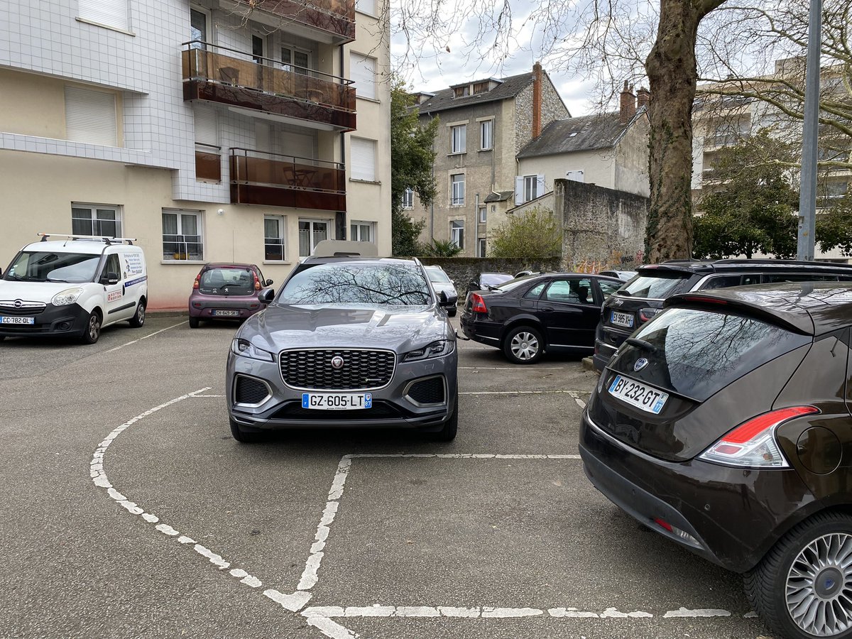 MultMarinuK's tweet photo. Encore un bitard qui parce qu’il a une jaguar, qu’il est franc-maçon ou qu’il est pote avec le préfet se croit autoriser à prendre 3 places avec sa bagnole de merde. https://t.co/SyhD6bSTXh