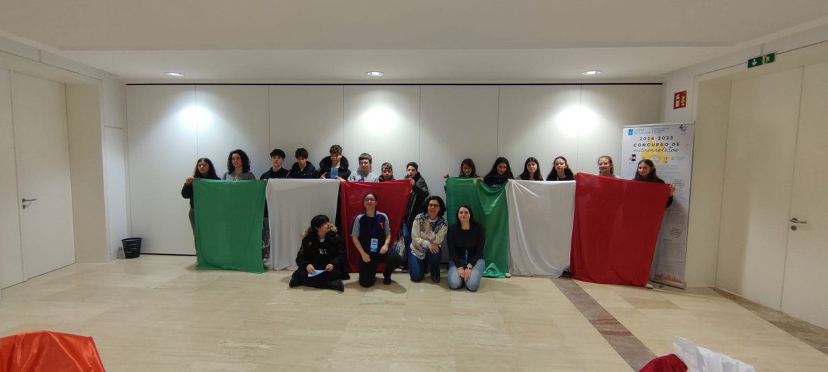 eoisantiago's tweet photo. Seguimos en ✨ 𝗜𝗻𝗻𝗼𝘃𝗮𝗿𝘁 𝟮𝟬𝟮𝟱 ✨ con varios pases dun obradoiro de bandeiras en italiano 🇮🇹 con 👩🏻🏫 Tina González e 👩🏻🏫 María Rodríguez.
🙏🏻 Grazie per aver partecipato‼️
#Innovart
#Eoisantiago
#idiomas https://t.co/hxiIaRUQpi