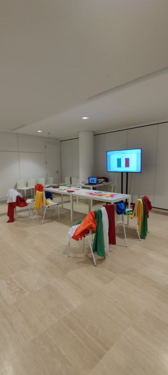 eoisantiago's tweet photo. Seguimos en ✨ 𝗜𝗻𝗻𝗼𝘃𝗮𝗿𝘁 𝟮𝟬𝟮𝟱 ✨ con varios pases dun obradoiro de bandeiras en italiano 🇮🇹 con 👩🏻🏫 Tina González e 👩🏻🏫 María Rodríguez.
🙏🏻 Grazie per aver partecipato‼️
#Innovart
#Eoisantiago
#idiomas https://t.co/hxiIaRUQpi
