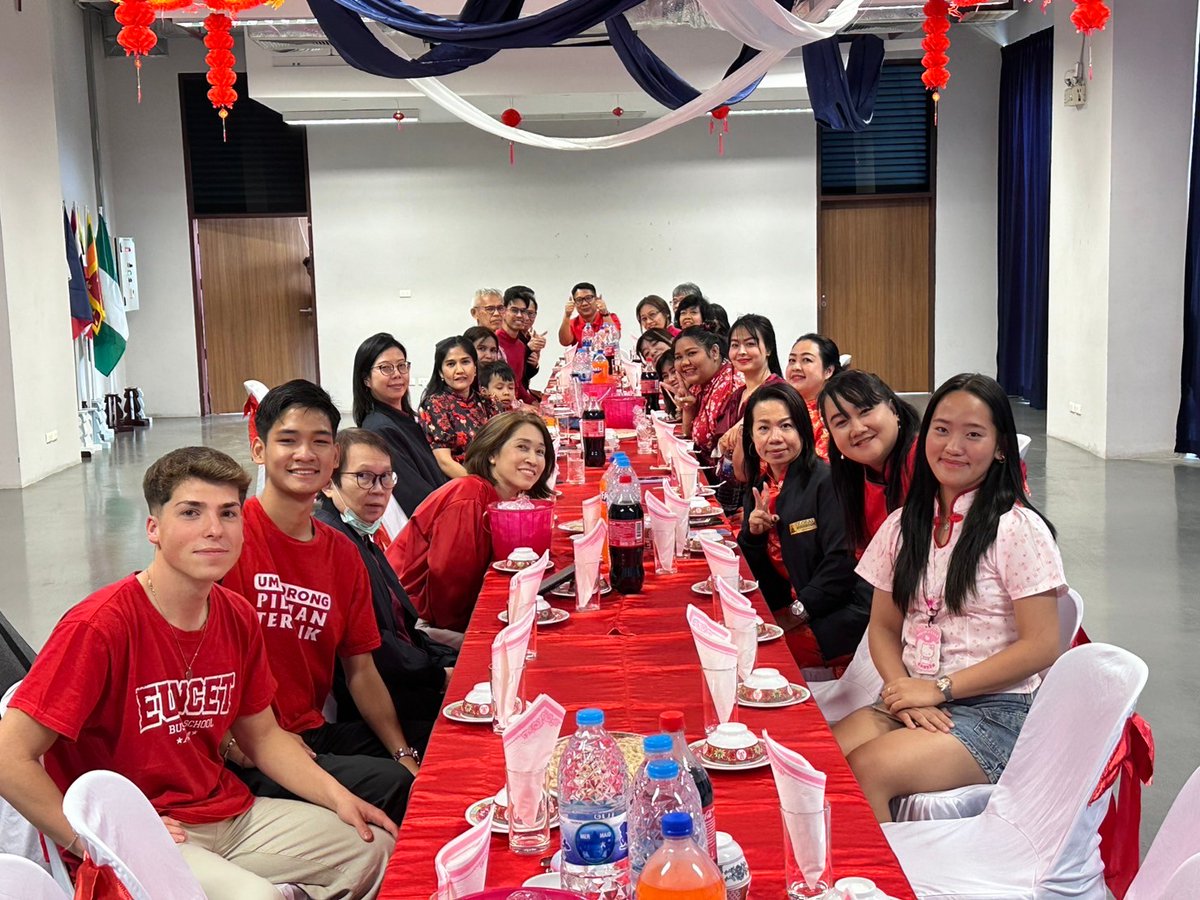 Imatges que ens arriben des de Tailàndia! 🌏✨
En Joan Marc Salarich, estudiant del Doble Grau en ADE + Màrqueting a l'Euncet Business School, està vivint la seva experiència Erasmus a Tailàndia durant el 2n quadrimestre d'aquest curs 24-25. I en quin moment més especial!
