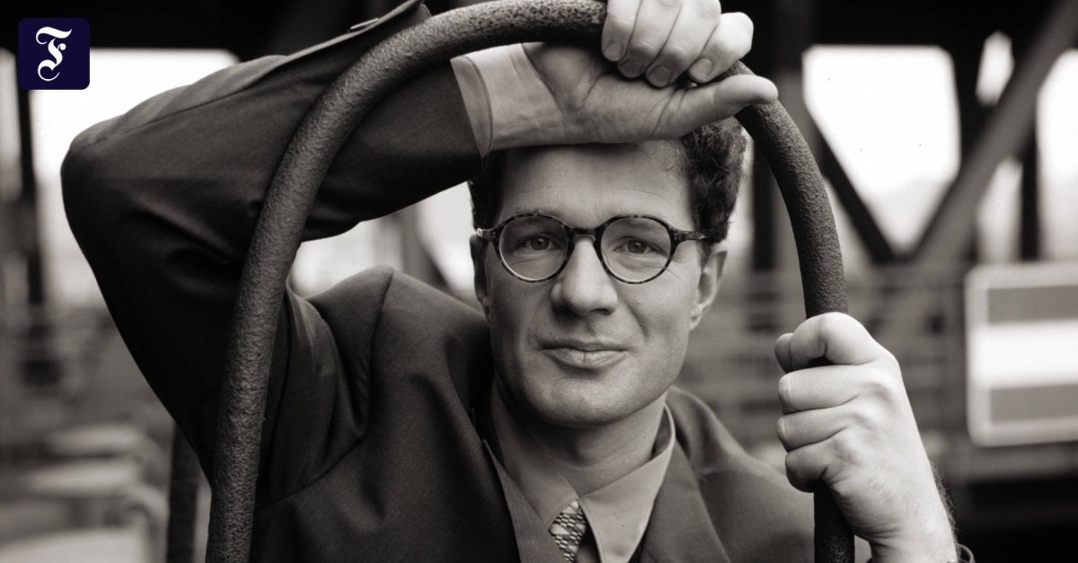 "Wir beschleunigen das Leben in der Angst, wir könnten es verpassen. Und indem wir es beschleunigen, verpassen wir es."

Roger Willemsen   15.08.1955 - 7.02.2016