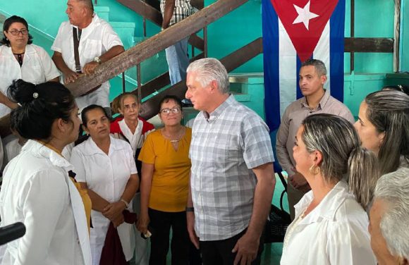 IsmaelNegEppca's tweet photo. Intercambio del presidente con trabajadores de la Unidad Empresarial de Base (UEB) Acuinicú, en Sibanicú, perteneciente a la Empresa Pesquera de Camagüey. #EstaEsLaRevolución #LatirAvileño https://t.co/zbEd4in3oA