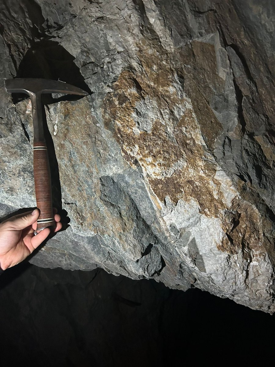 JB_MiningAfrica's tweet photo. Good photos of the high-grade tungsten scheelite mineralisation taken today at the NCLT Tungsten and Tantalum which has historically averaged 3% to 5%. 

@MarulaPlc #MARU #Tungsten #HighGrade https://t.co/5wWPAXCejj