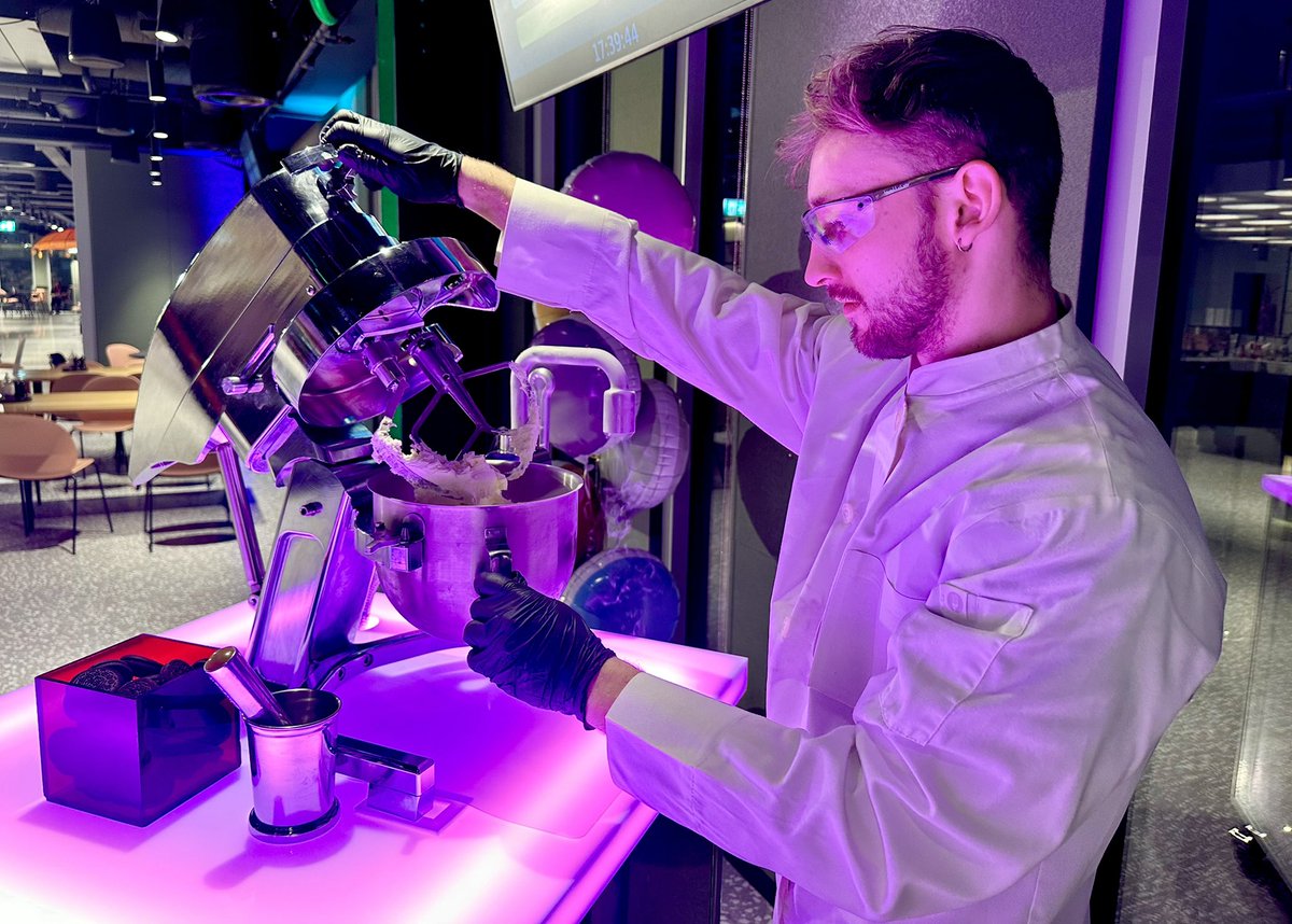 IdeasBoxLtd's tweet image. Nitro Ice Cream at a tech company last night.  Mango and Oreo flavours, went down a storm! #NitroIceCream #LiquidNitrogenIceCream #FrozenDessert #IceCreamMagic #Dessert  #SweetTooth #IceCream