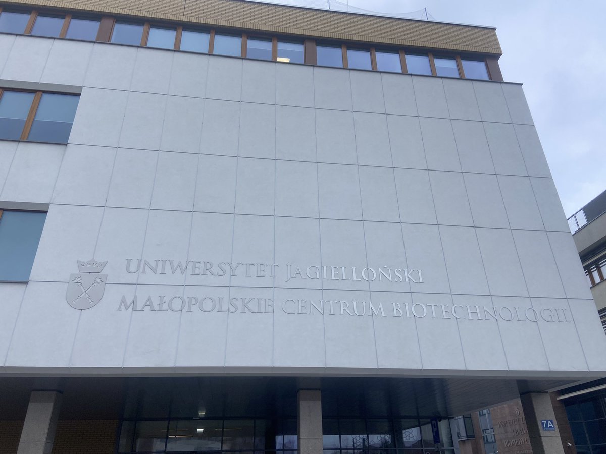FranceCracovie's tweet photo. Le Consulat général de France à Cracovie est ravi d’avoir pu assister à la conférence présentée par le chercheur 🇫🇷 @AxelDscp au @MCB_UJ de #Cracovie. Recherches très intéressantes, au croisement des enjeux liées à l’intelligence artificielle #IA et aux #biotechnologies. https://t.co/7bMLBYVfsL