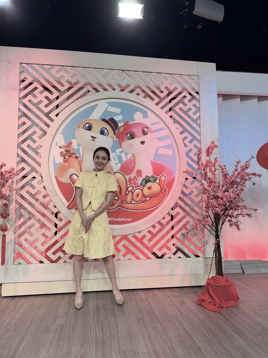 ng_menghui's tweet photo. 年初十🍊，照个镜子🪞，执返个人样。🤭

Channel @wowshopofficial 
Stylist @kylechg 
Wearing @whattowearmalaysia 

#wtwtoday #kongsifacai #团聚更美丽 #旗袍 #穿搭 #穿搭分享 https://t.co/ZpXdDECfAl