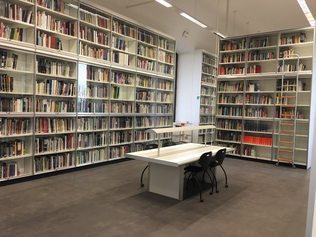 La biblioteca è il luogo in cui i morti aprono gli occhi ai vivi.