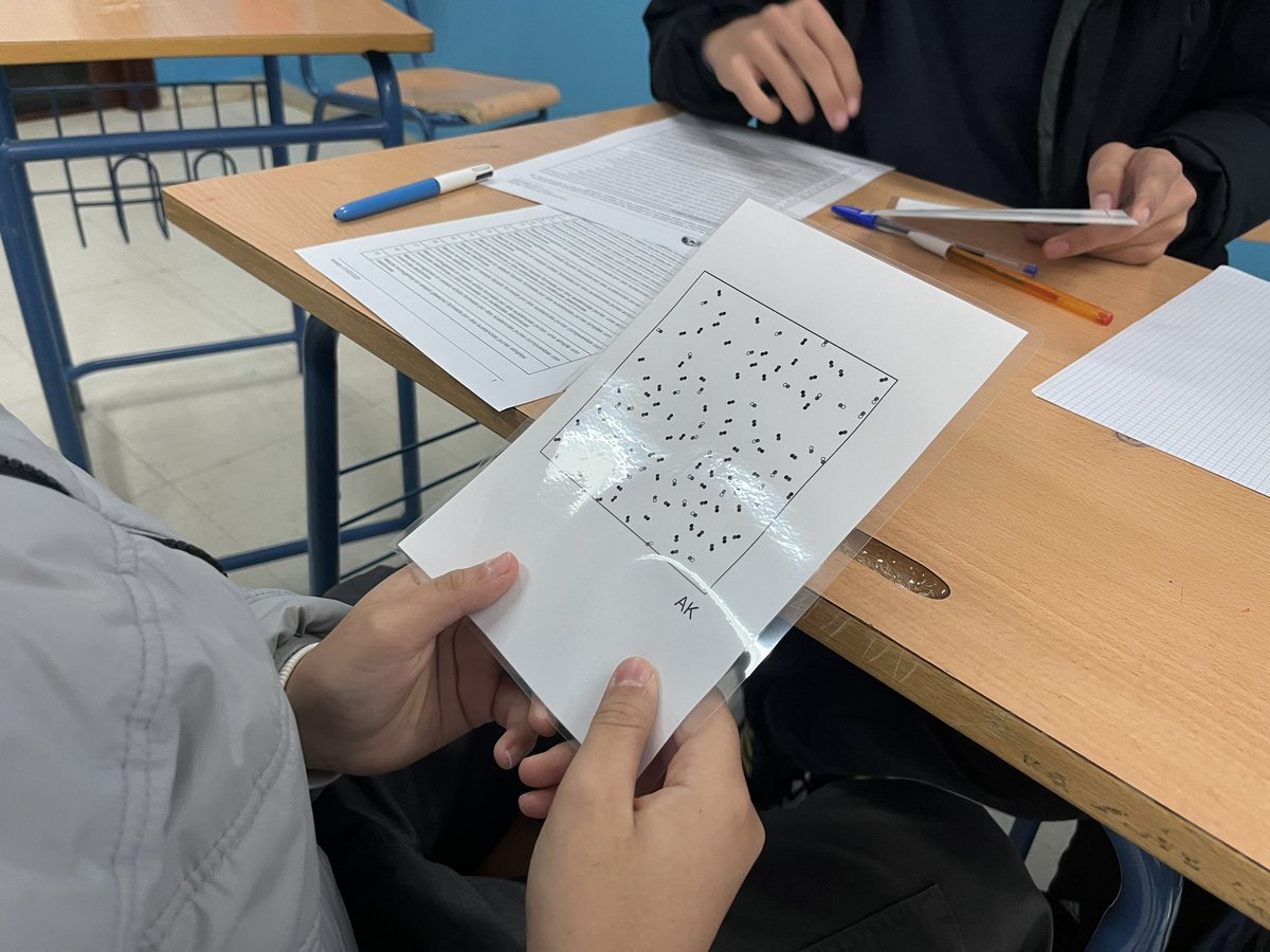 onio72's tweet photo. Hoy en clase de física y química de 2º ESO hemos jugado por grupos a emparejar gráficos, según la teoría cinético molecular, con sus descripciones para repasar los conceptos de sustancia pura, simple y compuesta, y mezcla homogénea y heterogénea. https://t.co/ZMoVZj0gCk
