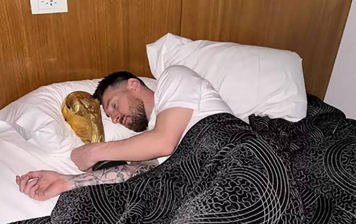 cangv21's tweet photo. @Barscmylmz @brfootball Mesele Ronaldo Messi meselesi değildi aslında, Lebron ve Ronaldo'nun yaş skalasında kendi dal veya alanlarındaki rekabetçi konumları hakkında eleştirel bi yorum yapmak istemiştim. Ek olarak Messi ve Ronaldonun yaşlılık kariyer planlamasından bahsedeceksek olursak; https://t.co/EG6vqsKBU4