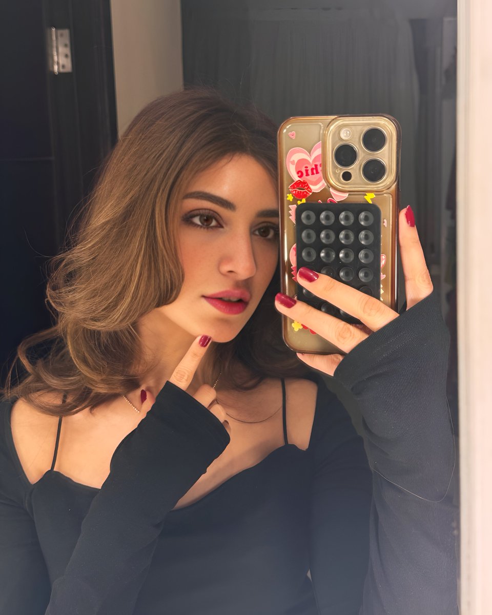 ShowbizAndNewz's tweet image. #KinzaHashmi in her pretty recent selfie 🖤