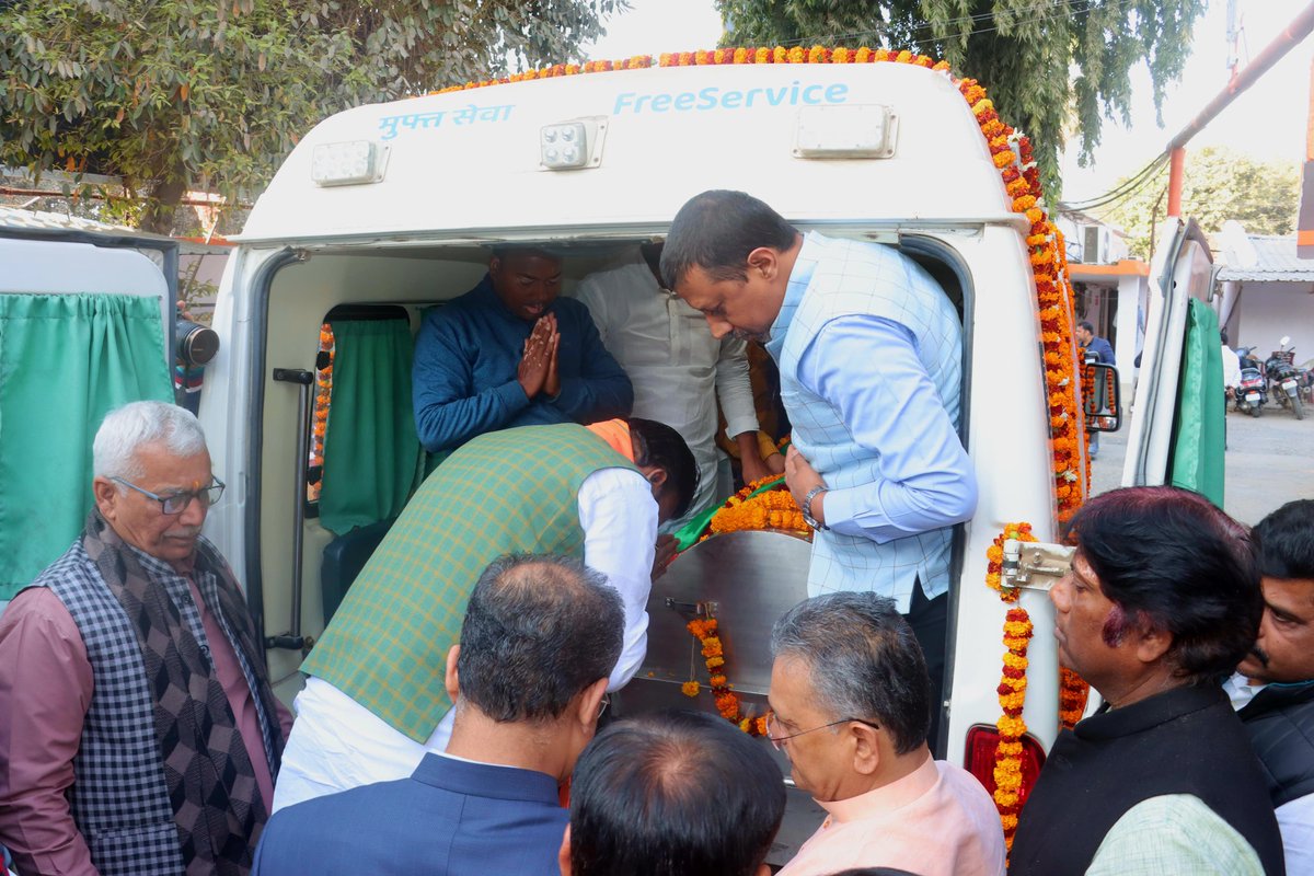 samrat4bjp's tweet photo. "अनन्य रामभक्त कामेश्वर चौपाल जी को अंतिम प्रणाम निवेदित"

आज बिहार विधान परिषद एवं भाजपा प्रदेश कार्यालय, पटना में राम मंदिर निर्माण में महत्वपूर्व भूमिका निभाने वाले, पूर्व राज्यसभा सांसद, बिहार विधान परिषद सदस्य, वरिष्ठ भा��पा नेता कामेश्वर चौपाल जी के पार्थिव शरीर पर पुष्पार्चन कर अंतिम प्रणाम निवेदित किया।

दलित समाज से आने वाले कामेश्वर जी ने समाज के कमजोर वर्गों के उत्थान के लिए आजीवन काम किया।

#KameshwarChaupalji