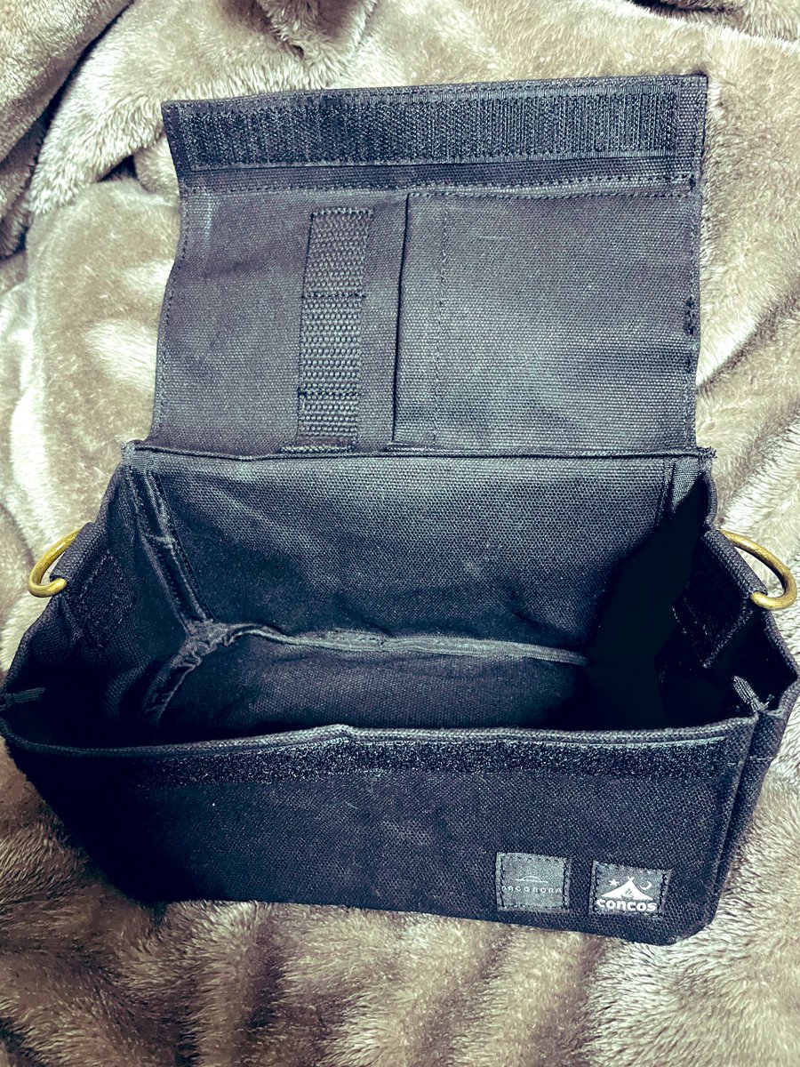 ino_camp_'s tweet photo. ARCORORAさんの🎁企画で頂いた
特製帆布カバー✨

人気の燻製機
コンパクトスモーカー「BOX」は
当然ジャストサイズですが

汎用性高そうだなぁって色々入れると
これまた良いサイズ感だこと👀

ワッペンも付けちゃった😁

#ARCORORA 
#CONCOS https://t.co/NIOxqFtahE