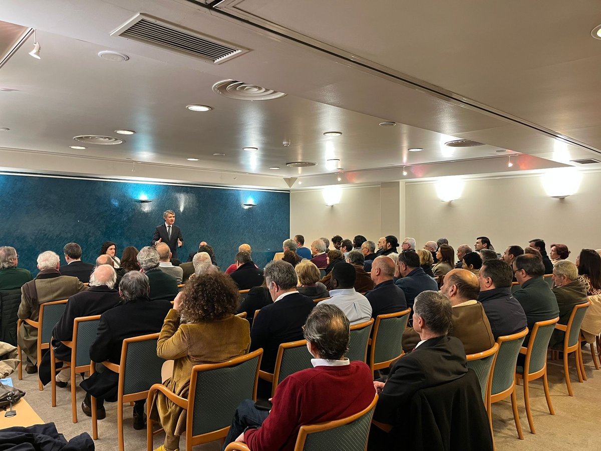 jl_carneiro's tweet photo. Ontem à noite, num debate promovido pela seção de Alvalade, Lisboa, tive uma sessão com muitas perguntas e respostas sobre as questões da coesão, do desenvolvimento e da segurança interna. https://t.co/5ndo1lGxv6