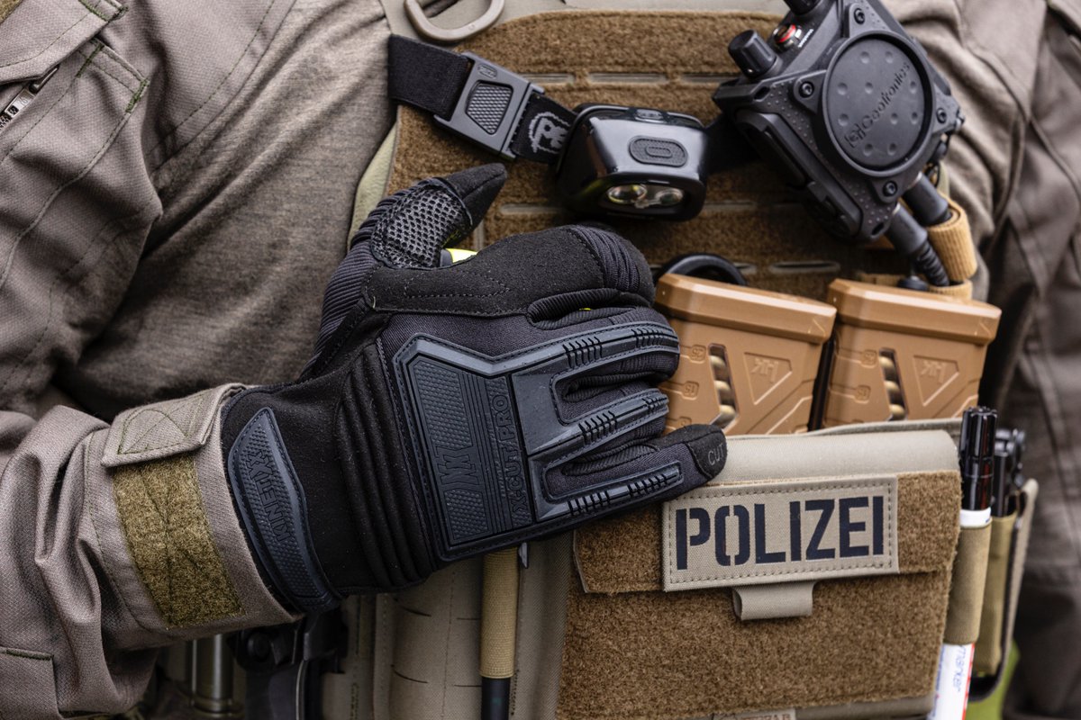 AMNBofficial's tweet image. KinetiXx Tactical, part of W+R Pro just release three new models to their line-up of high performance tactical gloves for professional users and enthusiasts alike. 

Read more: airsoftmilsimnews.com/kinetixx-tacit… 

#amnb #tacticalgear #gloves #combatgear #protectivegear